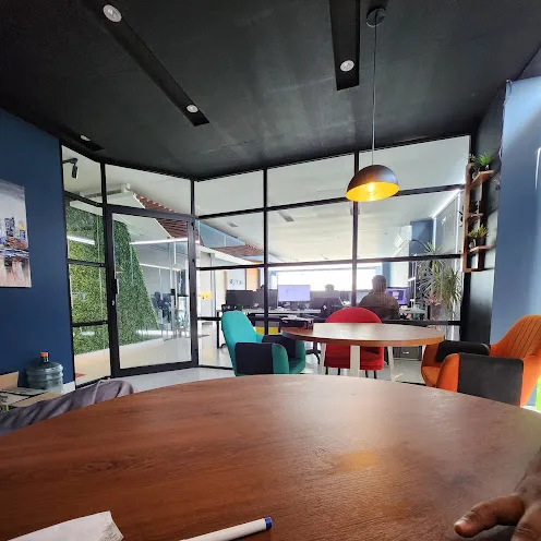 Collaborative meeting space at the digitaldtech office